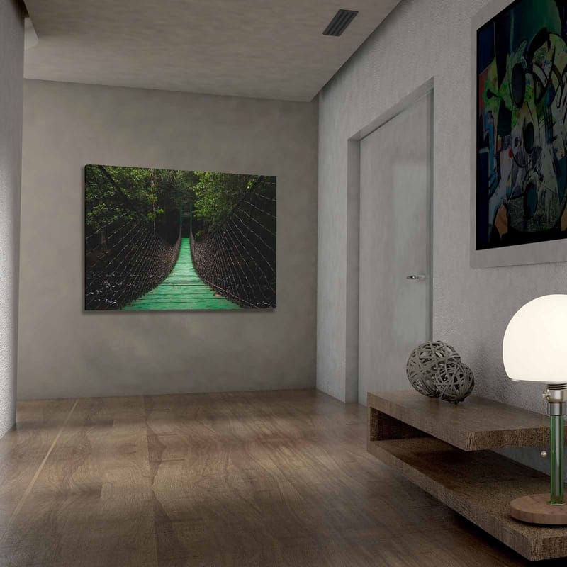 Lærred 70x100 cm - Hængebro strækker sig gennem en frodig skov - Grøn / Sort - Boligtilbehør - Billeder & kunst - Billeder på lærred