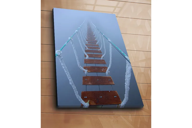 Lærred 70x100 cm - Hængebro strækker sig gennem tågen og skaber en mystisk og fjern følelse - Mørkebrun / Hvid / Lyseblå - Boligtilbehør - Billeder & kunst - Billeder på lærred