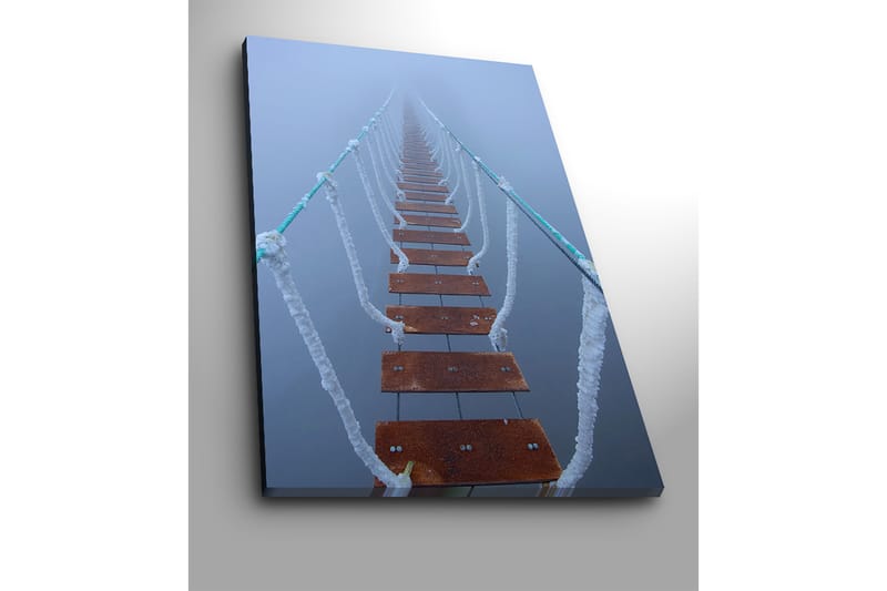 Lærred 70x100 cm - Hængebro strækker sig gennem tågen og skaber en mystisk og fjern følelse - Mørkebrun / Hvid / Lyseblå - Boligtilbehør - Billeder & kunst - Billeder på lærred