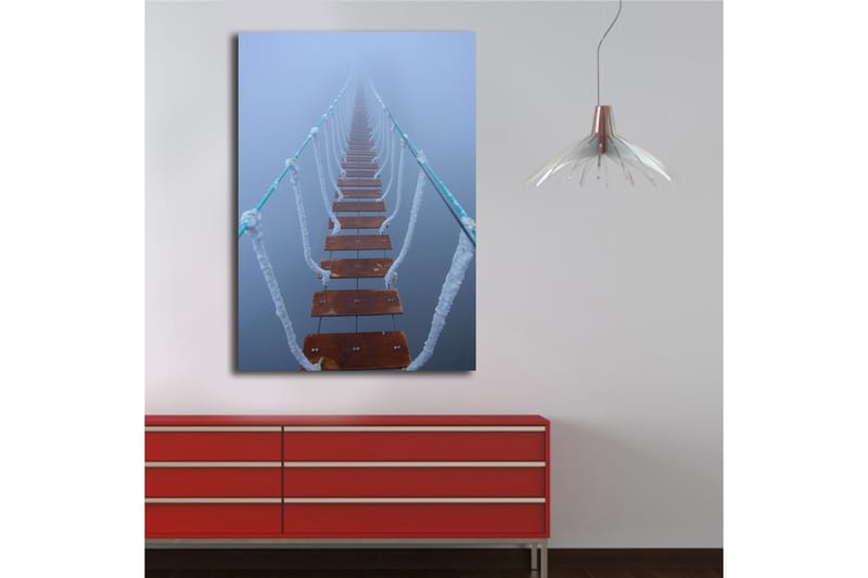 Lærred 70x100 cm - Hængebro strækker sig gennem tågen og skaber en mystisk og fjern følelse - Mørkebrun / Hvid / Lyseblå - Boligtilbehør - Billeder & kunst - Billeder på lærred