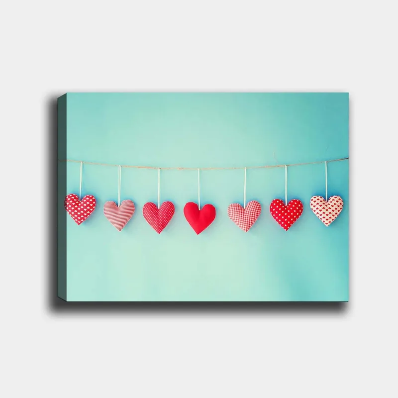 Lærred 70x100 cm - Hængende hjerter i forskellige mønstre og nuancer af rød, Rød / Lyseblå / Hvid