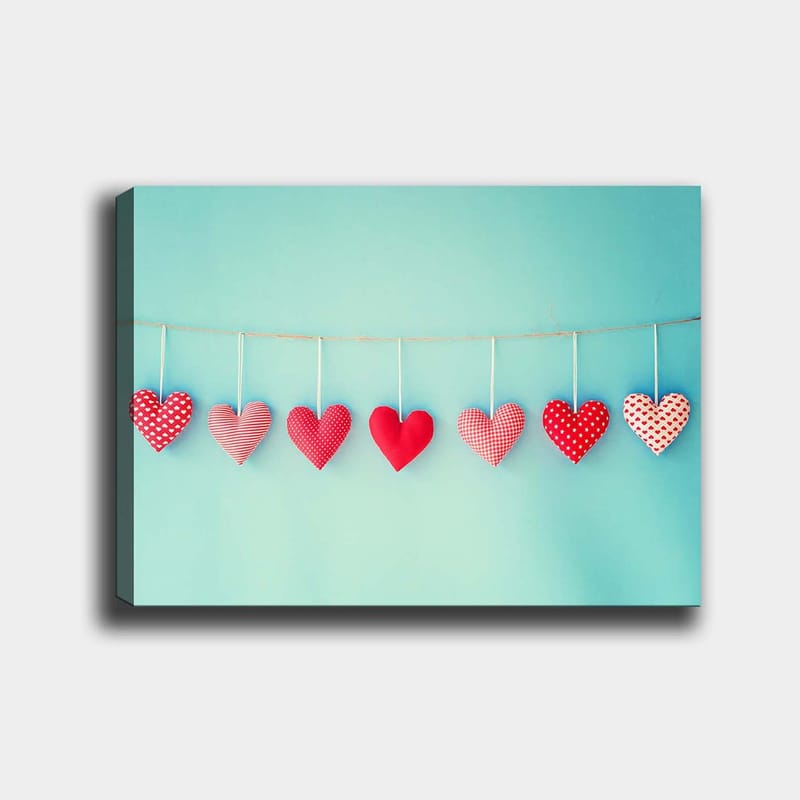 Lærred 70x100 cm - Hængende hjerter i forskellige mønstre og nuancer af rød, Rød / Lyseblå / Hvid