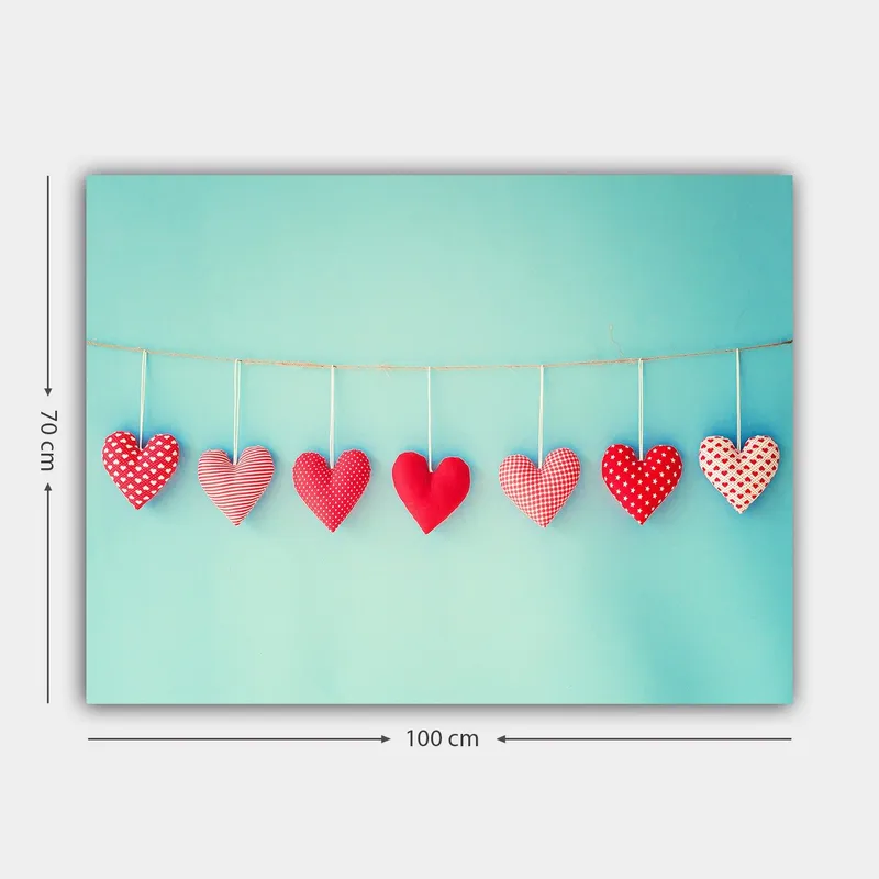Lærred 70x100 cm - Hængende hjerter i forskellige mønstre og nuancer af rød - Rød / Lyseblå / Hvid - Boligtilbehør - Billeder & kunst - Billeder på lærred
