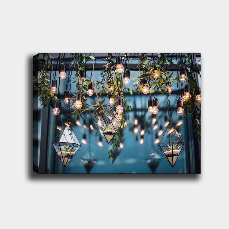 Lærred 70x100 cm - Hængende lamper og geometriske plantekasser i et moderne interiør - Grøn / Sort / Guld - Boligtilbehør - Billeder & kunst - Billeder på lærred