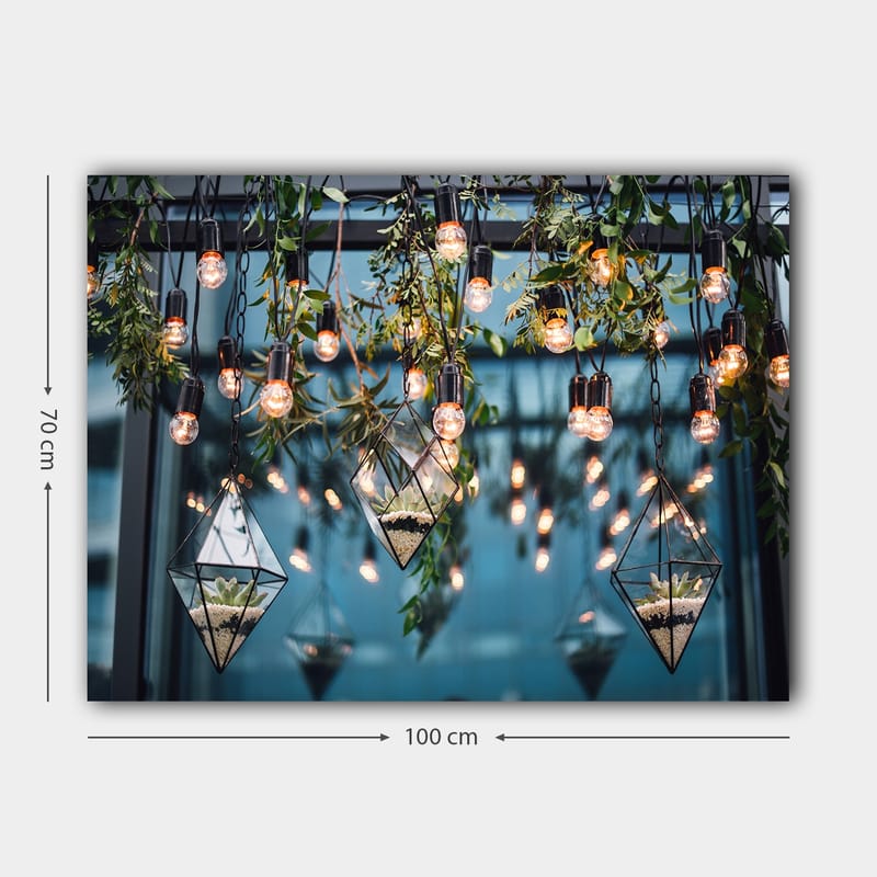 Lærred 70x100 cm - Hængende lamper og geometriske plantekasser i et moderne interiør - Grøn / Sort / Guld - Boligtilbehør - Billeder & kunst - Billeder på lærred