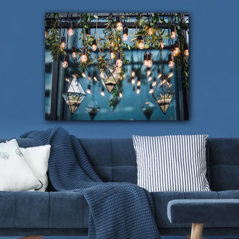 Lærred 70x100 cm - Hængende lamper og geometriske plantekasser i et moderne interiør, Grøn / Sort / Guld