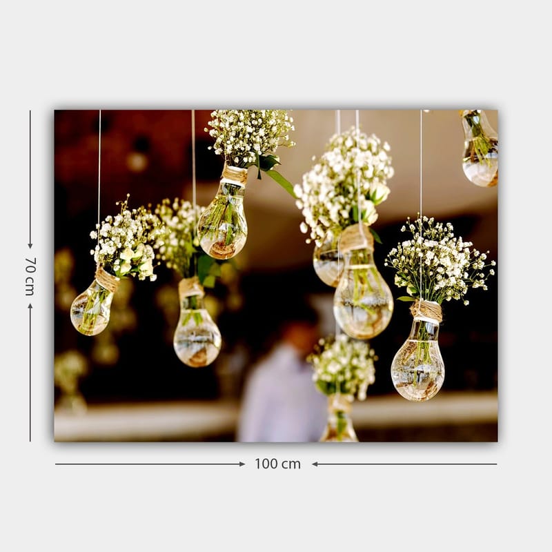 Lærred 70x100 cm - Hængende lyspærer med blomster, der skaber en romantisk og kreativ atmosfære - Grøn / Hvid / Brun - Boligtilbehør - Billeder & kunst - Billeder på lærred