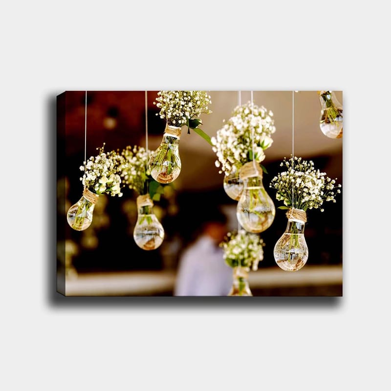 Lærred 70x100 cm - Hængende lyspærer med blomster, der skaber en romantisk og kreativ atmosfære, Grøn / Hvid / Brun