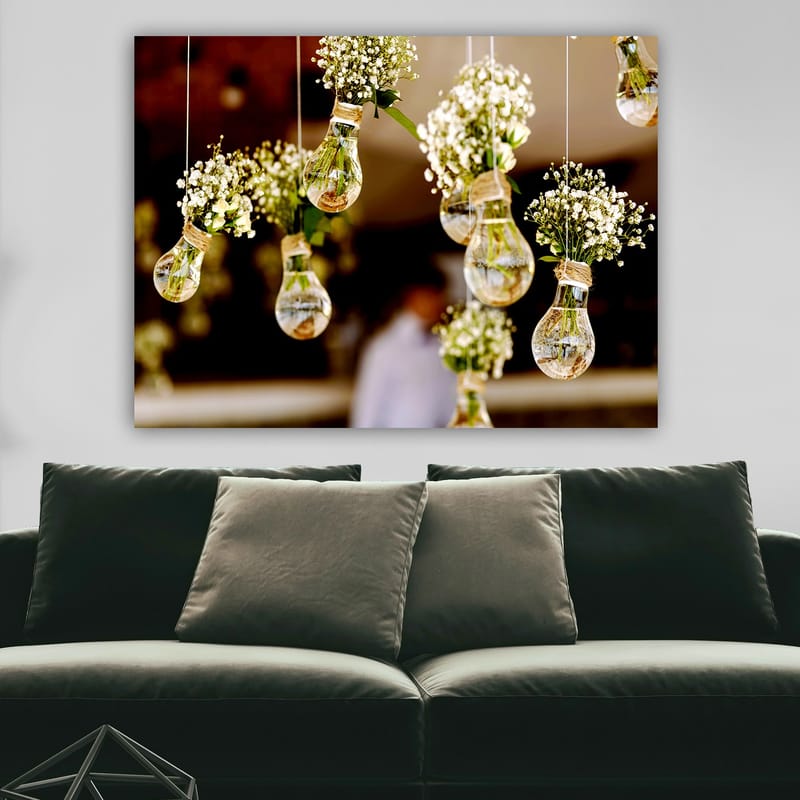 Lærred 70x100 cm - Hængende lyspærer med blomster, der skaber en romantisk og kreativ atmosfære - Grøn / Hvid / Brun - Boligtilbehør - Billeder & kunst - Billeder på lærred