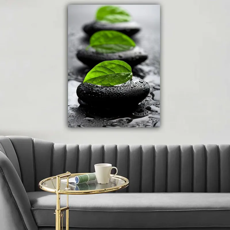 Lærred 70x100 cm - Harmonisk komposition af sorte sten med grønne blade, der symboliserer ro og balance, Sort / Grøn