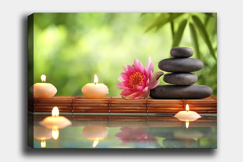 Lærred 70x100 cm - Harmonisk komposition af sten, en lotusblomst og stearinlys, der skaber en rolig og afslappende atmosfære, Lyserød / Sort / Beige