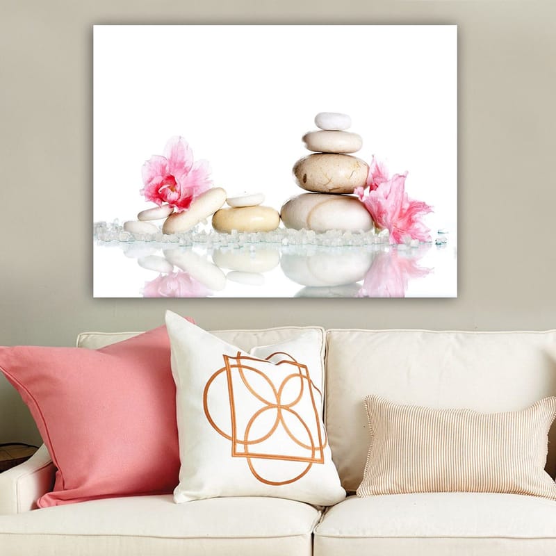 Lærred 70x100 cm - Harmonisk komposition af sten og lyserøde blomster, der symboliserer ro og balance - Lyserød / Beige / Hvid - Boligtilbehør - Billeder & kunst - Billeder på lærred