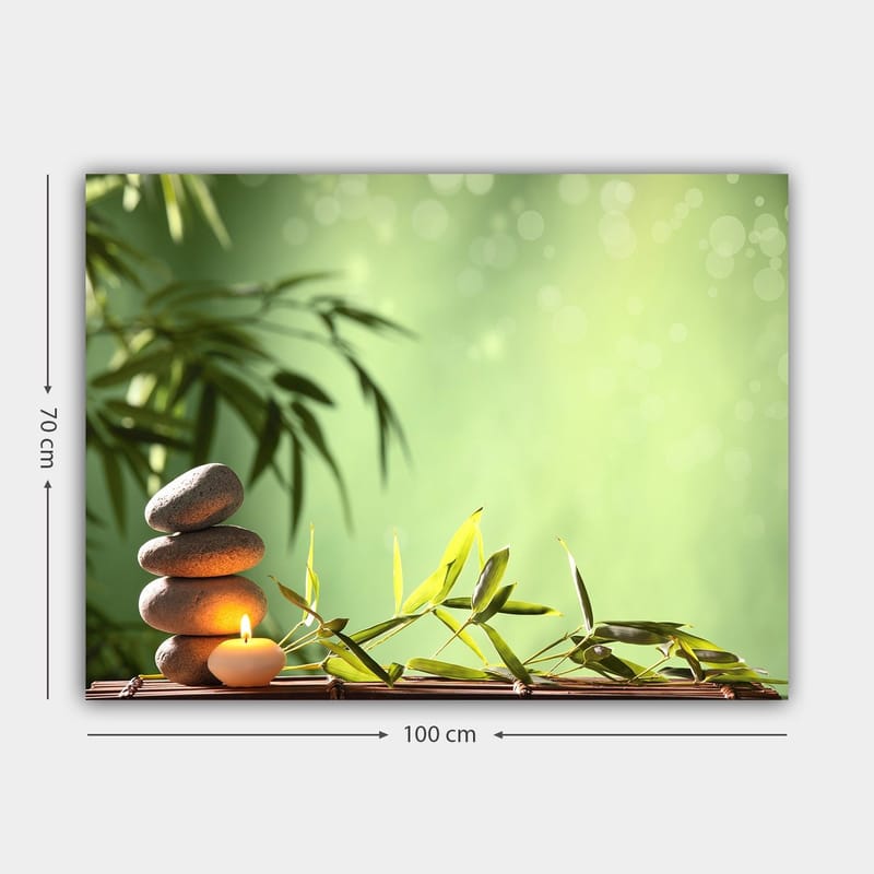 Lærred 70x100 cm - Harmonisk komposition med stablede sten, et stearinlys og bambus, der symboliserer ro og balance - Grøn / Grå / Beige - Boligtilbehør - Billeder & kunst - Billeder på lærred