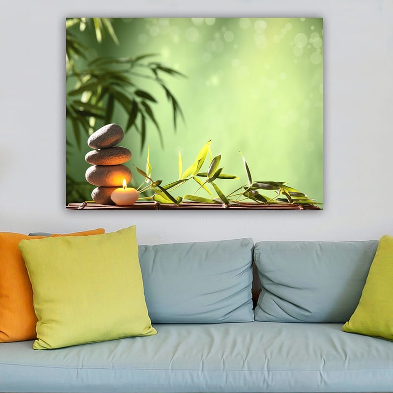 Lærred 70x100 cm - Harmonisk komposition med stablede sten, et stearinlys og bambus, der symboliserer ro og balance - Grøn / Grå / Beige - Boligtilbehør - Billeder & kunst - Billeder på lærred