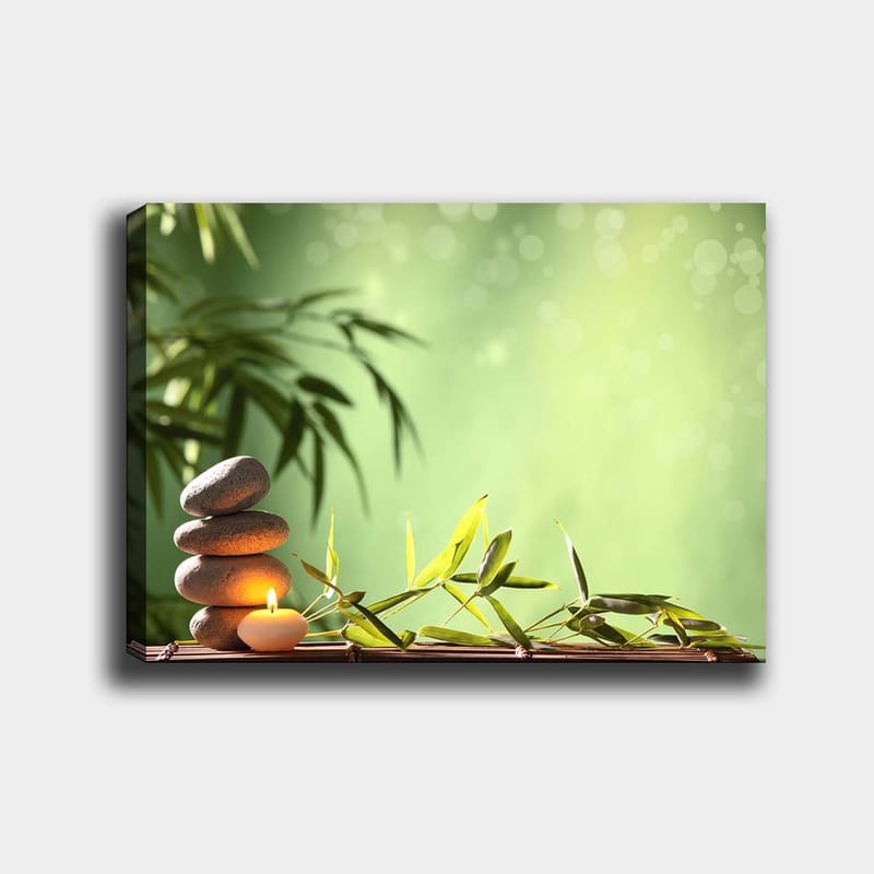 Lærred 70x100 cm - Harmonisk komposition med stablede sten, et stearinlys og bambus, der symboliserer ro og balance, Grøn / Grå / Beige