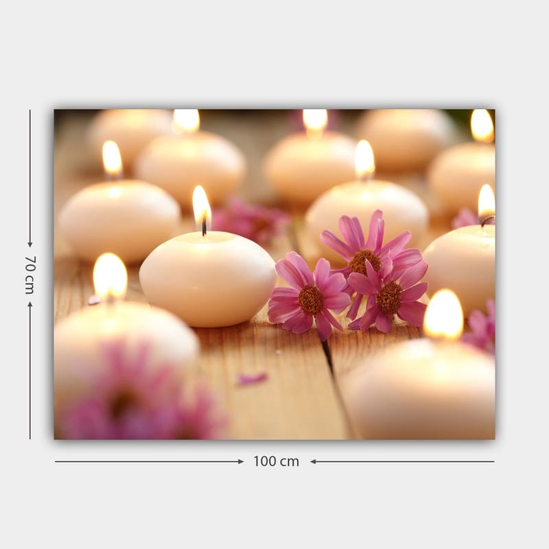 Lærred 70x100 cm - Harmonisk samling af tændte lys omgivet af lyserøde blomster - Lys pink / Hvid / Beige - Boligtilbehør - Billeder & kunst - Billeder på lærred