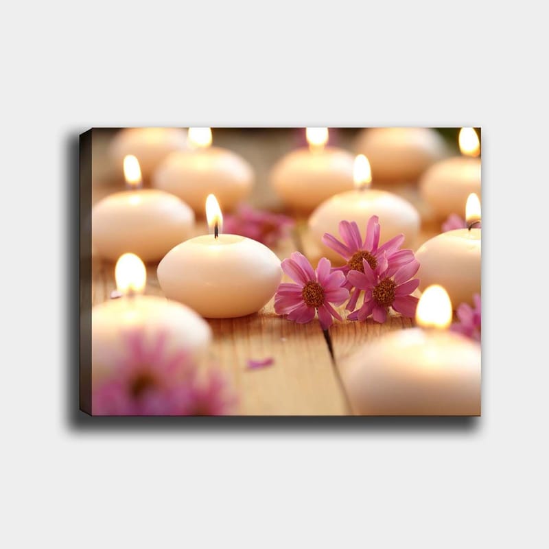 Lærred 70x100 cm - Harmonisk samling af tændte lys omgivet af lyserøde blomster, Lys pink / Hvid / Beige