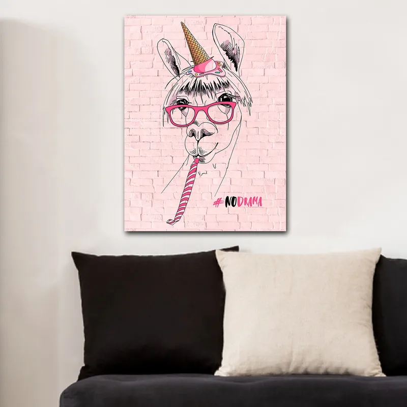 Lærred 70x100 cm - Humoristisk illustration af en lama med briller og enhjørninghat - Lyserød / Sort / Hvid - Boligtilbehør - Billeder & kunst - Billeder på lærred