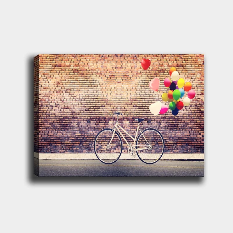 Lærred 70x100 cm - Hvid cykel med farverige balloner, der svæver ovenover mod en murstensvæg, Hvid / Rød / Gul