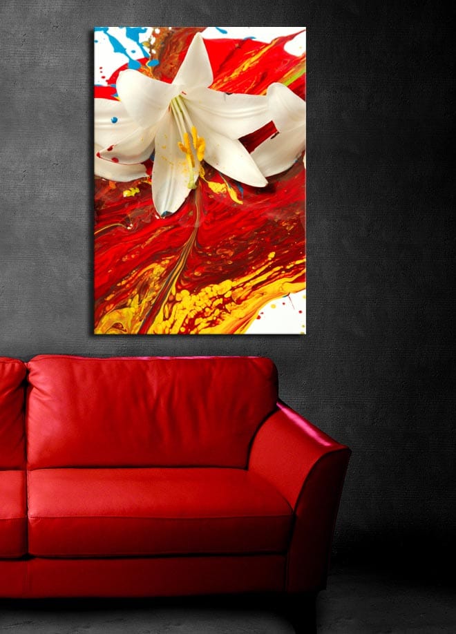 Lærred 70x100 cm - Hvid lilje, der står tydeligt frem mod en baggrund af intense røde og gule farver - Rød / Gul / Hvid - Boligtilbehør - Billeder & kunst - Billeder på lærred