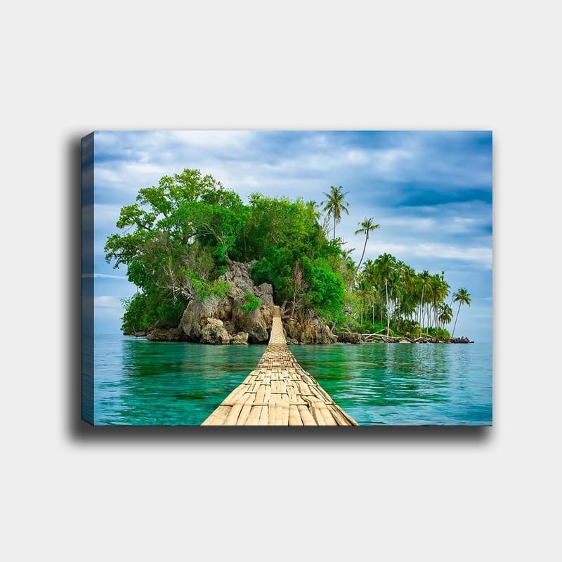 Lærred 70x100 cm - Idyllisk ø med frodig grøn natur og en træbro, der fører ud over det klare vand, Grøn / Blå / Brun