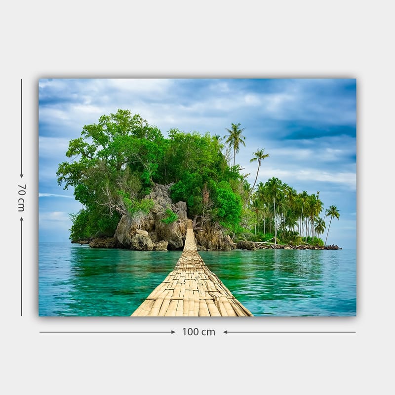 Lærred 70x100 cm - Idyllisk ø med frodig grøn natur og en træbro, der fører ud over det klare vand - Grøn / Blå / Brun - Boligtilbehør - Billeder & kunst - Billeder på lærred