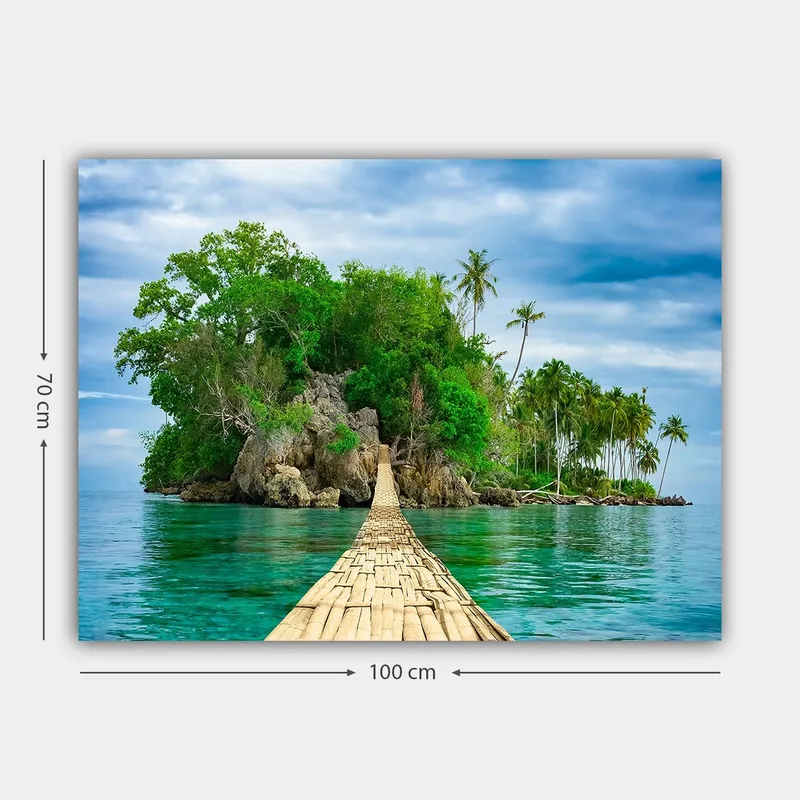 Lærred 70x100 cm - Idyllisk ø med frodig grøn natur og en træbro, der fører ud over det klare vand - Grøn / Blå / Brun - Boligtilbehør - Billeder & kunst - Billeder på lærred