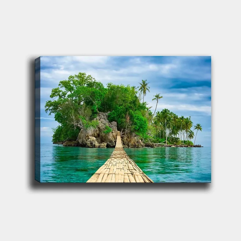 Lærred 70x100 cm - Idyllisk ø med frodig grøn natur og en træbro, der fører ud over det klare vand, Grøn / Blå / Brun