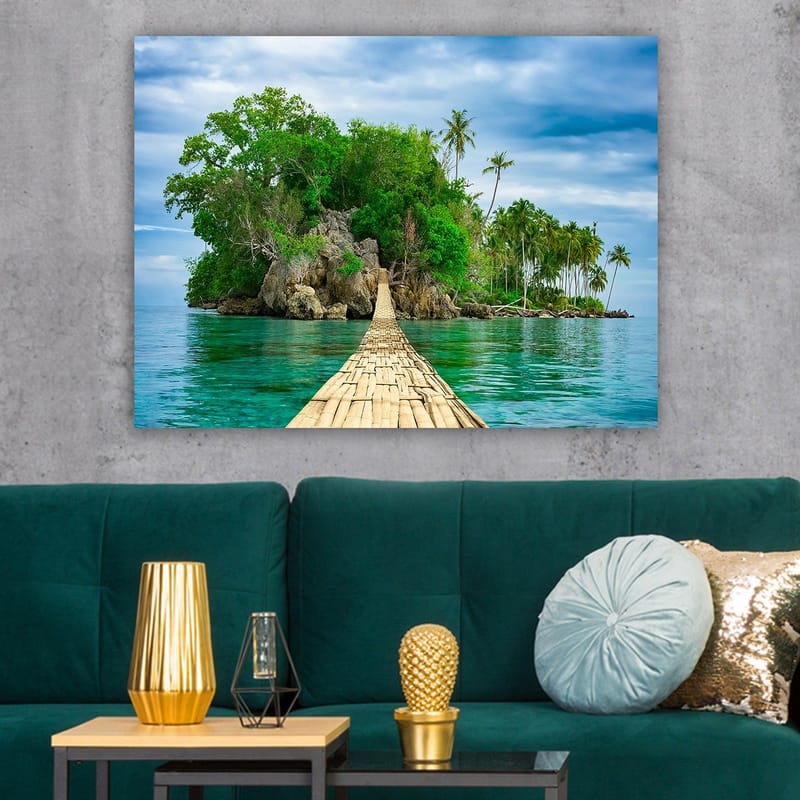 Lærred 70x100 cm - Idyllisk ø med frodig grøn natur og en træbro, der fører ud over det klare vand - Grøn / Blå / Brun - Boligtilbehør - Billeder & kunst - Billeder på lærred