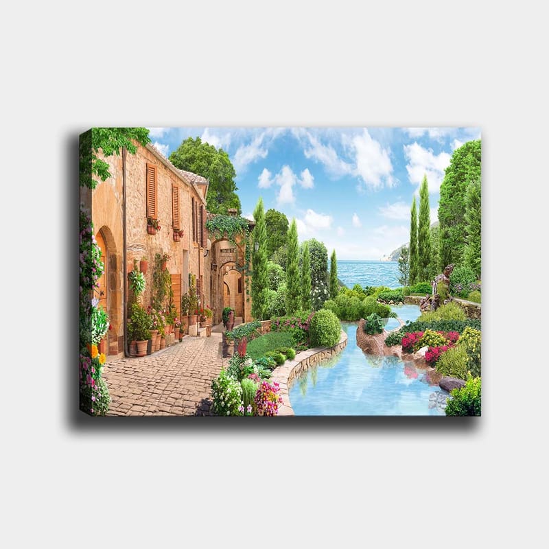 Lærred 70x100 cm - Idyllisk landsby med blomster, træer og en glitrende sø i baggrunden, Grøn / Blå / Terrakotta