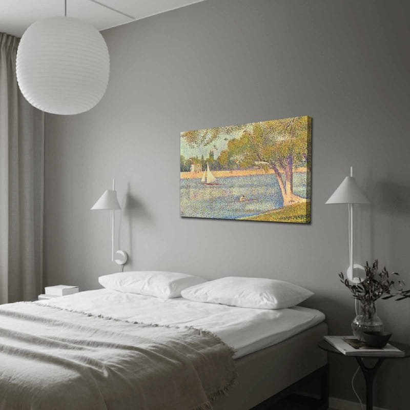 Lærred 70x100 cm - Idyllisk sølandskab med sejlbåde og træer, der afspejler en rolig sommerstemning, Grøn / Blå / Beige