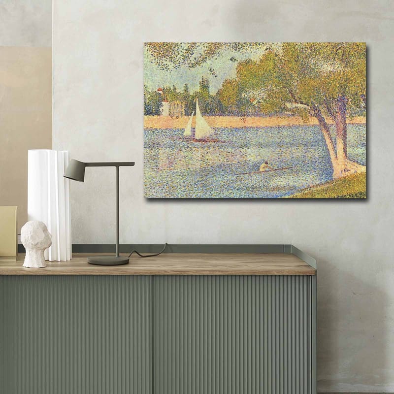 Lærred 70x100 cm - Idyllisk sølandskab med sejlbåde og træer, der afspejler en rolig sommerstemning - Grøn / Blå / Beige - Boligtilbehør - Billeder & kunst - Billeder på lærred