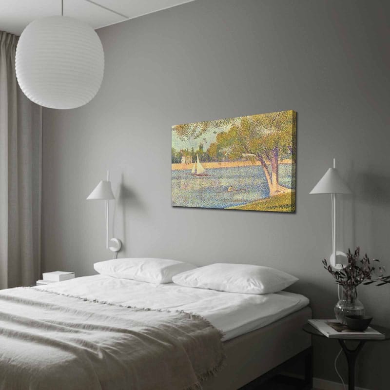 Lærred 70x100 cm - Idyllisk sølandskab med sejlbåde og træer, der afspejler en rolig sommerstemning, Grøn / Blå / Beige