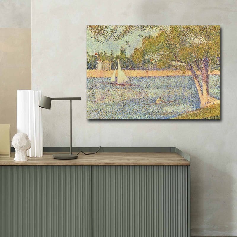Lærred 70x100 cm - Idyllisk sølandskab med sejlbåde og træer, der afspejler en rolig sommerstemning - Grøn / Blå / Beige - Boligtilbehør - Billeder & kunst - Billeder på lærred