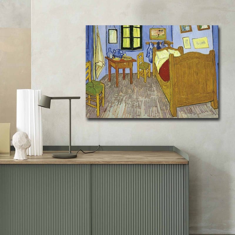 Lærred 70x100 cm - Indbydende og farverig skildring af et værelse med seng, stole og bord - Blå / Gul / Brun - Boligtilbehør - Billeder & kunst - Billeder på lærred
