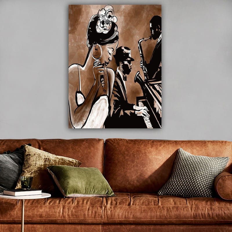 Lærred 70x100 cm - Jazzsanger fremfører en sang med musikere i baggrunden - Brun / Sort / Hvid - Boligtilbehør - Billeder & kunst - Billeder på lærred