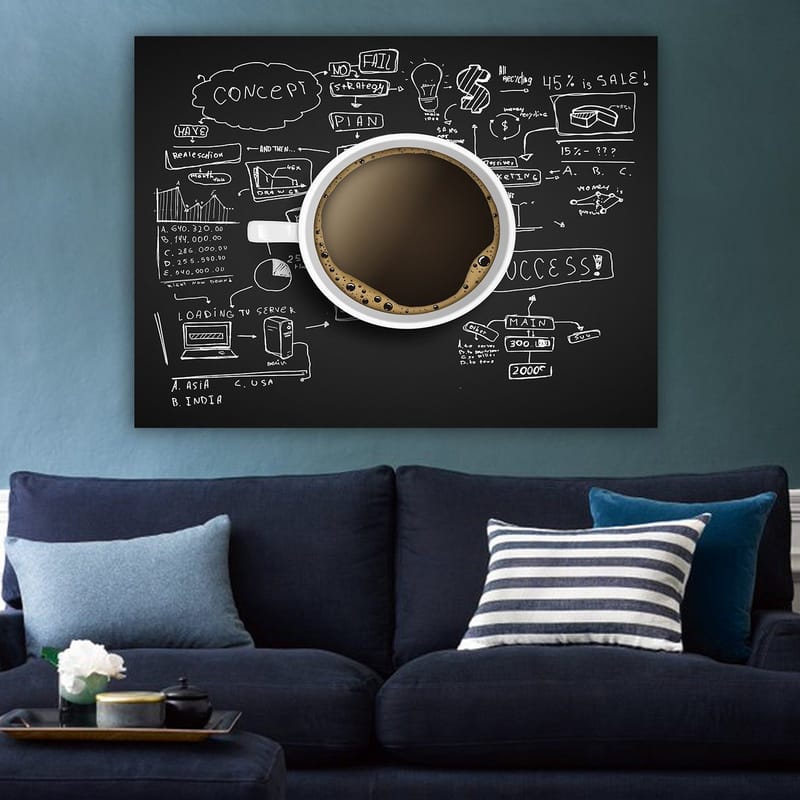 Lærred 70x100 cm - Kaffekop med sort kaffe omgivet af håndskrevne noter og diagrammer, der symboliserer forretningsstrategi og kreativitet - Sort / Brun / Hvid - Boligtilbehør - Billeder & kunst - Billeder på lærred
