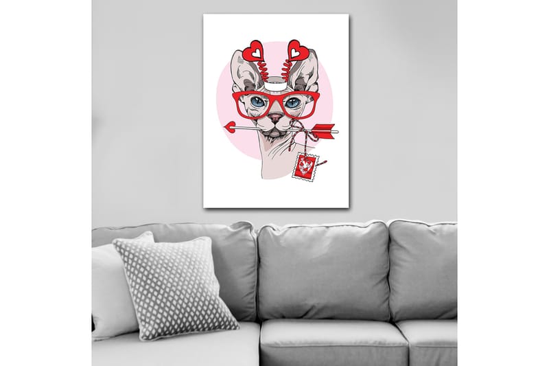 Lærred 70x100 cm - Kat med store briller og hjerteformede detaljer, der holder en pil i munden - Rød / Lyserød / Grå - Boligtilbehør - Billeder & kunst - Billeder på lærred