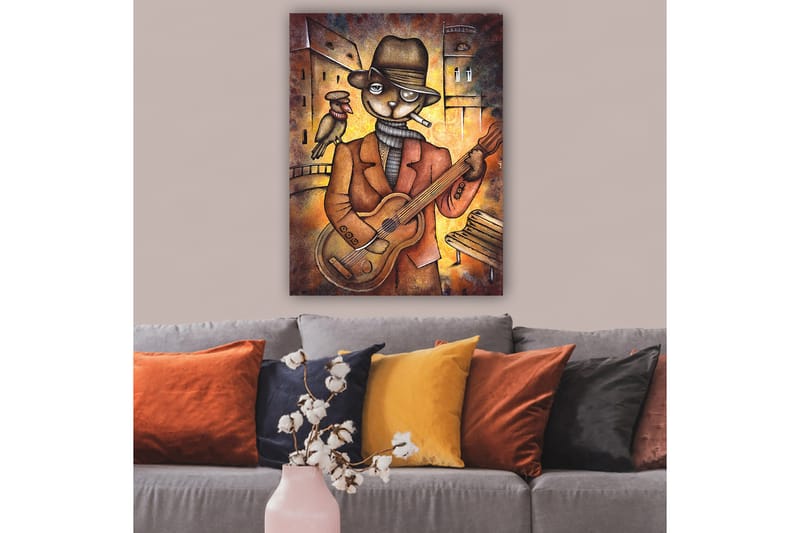 Lærred 70x100 cm - Katteklædt musiker spiller guitar med en fugl på skulderen i et bymiljø - Brun / Orange / Beige - Boligtilbehør - Billeder & kunst - Billeder på lærred