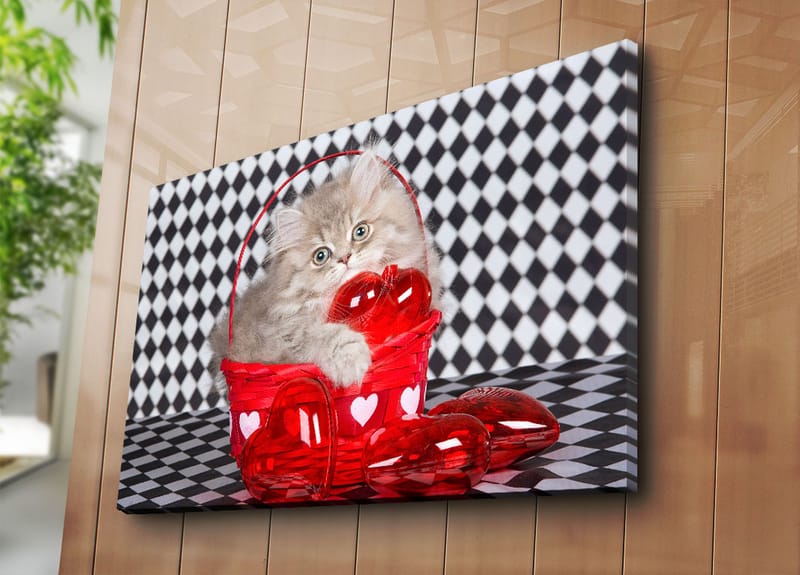 Lærred 70x100 cm - Killing sidder i en rød kurv fyldt med hjerteformede dekorationer - Rød / Grå - Boligtilbehør - Billeder & kunst - Billeder på lærred