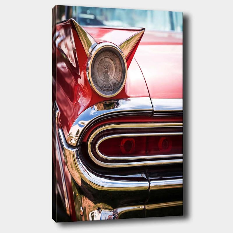 Lærred 70x100 cm - Klassisk bil med en karakteristisk rød farve og skinnende kromdetaljer, Rød / Krom (sølv)