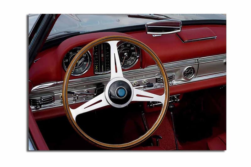 Lærred 70x100 cm - Klassisk bilinteriør med fokus på rat og instrumentbræt, Rød / Sølv / Sort