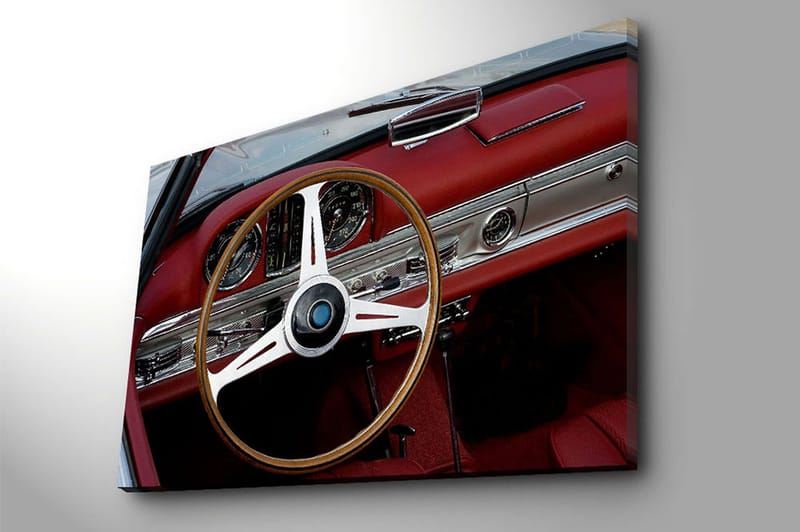 Lærred 70x100 cm - Klassisk bilinteriør med fokus på rat og instrumentbræt - Rød / Sølv / Sort - Boligtilbehør - Billeder & kunst - Billeder på lærred
