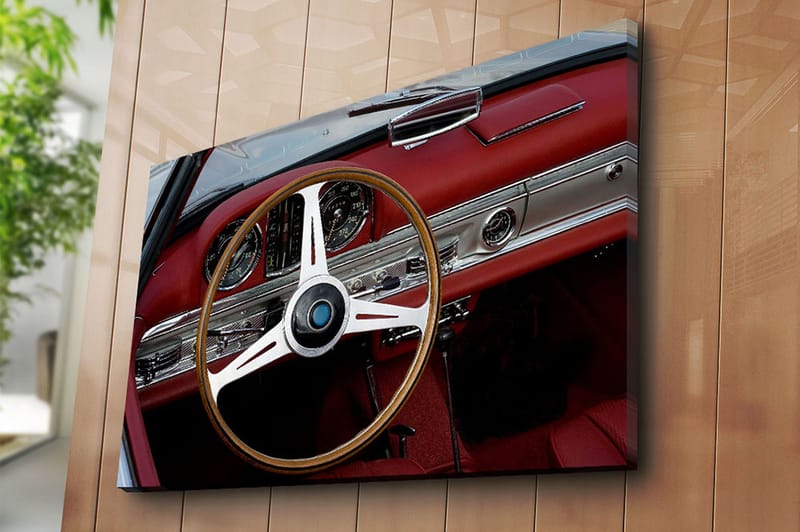 Lærred 70x100 cm - Klassisk bilinteriør med fokus på rat og instrumentbræt - Rød / Sølv / Sort - Boligtilbehør - Billeder & kunst - Billeder på lærred