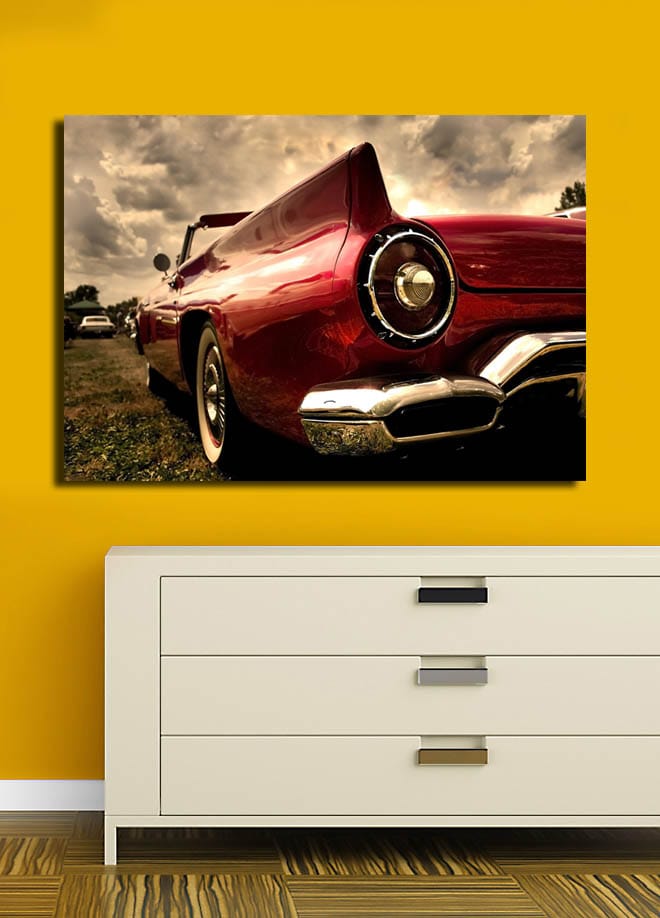 Lærred 70x100 cm - Klassisk rød bil med elegant bagende og kromdetaljer - Rød / Krom (sølv) - Boligtilbehør - Billeder & kunst - Billeder på lærred