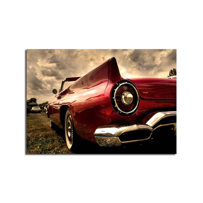 Lærred 70x100 cm - Klassisk rød bil med elegant bagende og kromdetaljer - Rød / Krom (sølv) - Boligtilbehør - Billeder & kunst - Billeder på lærred