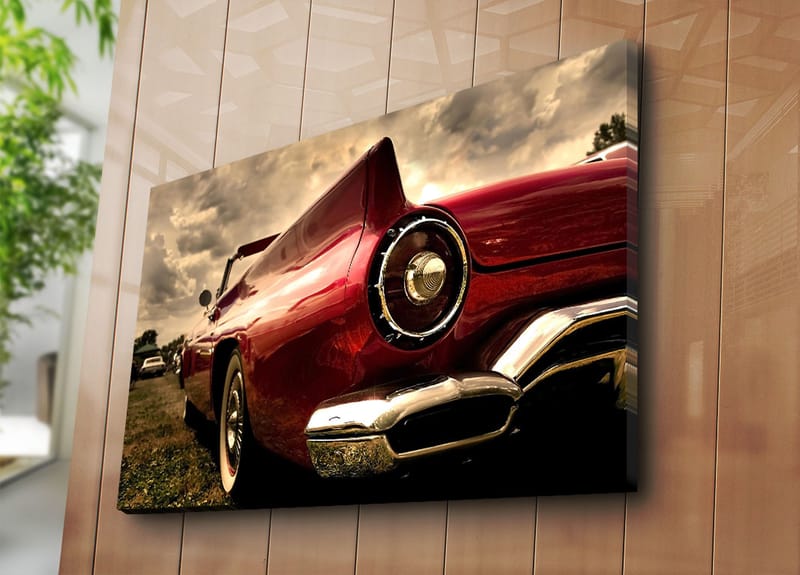 Lærred 70x100 cm - Klassisk rød bil med elegant bagende og kromdetaljer - Rød / Krom (sølv) - Boligtilbehør - Billeder & kunst - Billeder på lærred