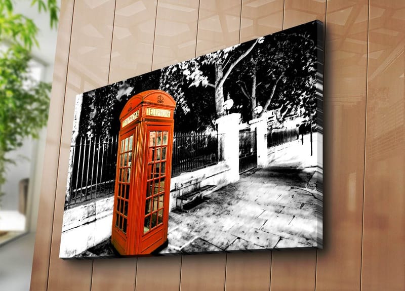 Lærred 70x100 cm - Klassisk rød telefonboks i et sort-hvidt bybillede - Rød / Sort / Hvid - Boligtilbehør - Billeder & kunst - Billeder på lærred