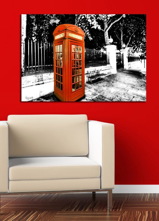 Lærred 70x100 cm - Klassisk rød telefonboks i et sort-hvidt bybillede - Rød / Sort / Hvid - Boligtilbehør - Billeder & kunst - Billeder på lærred