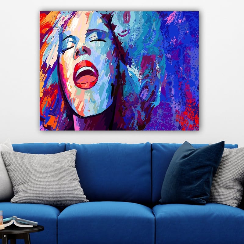 Lærred 70x100 cm - Kraftfuld kvinde, der synger med udtryksfulde ansigtstræk - Blå / Rød / Hvid - Boligtilbehør - Billeder & kunst - Billeder på lærred